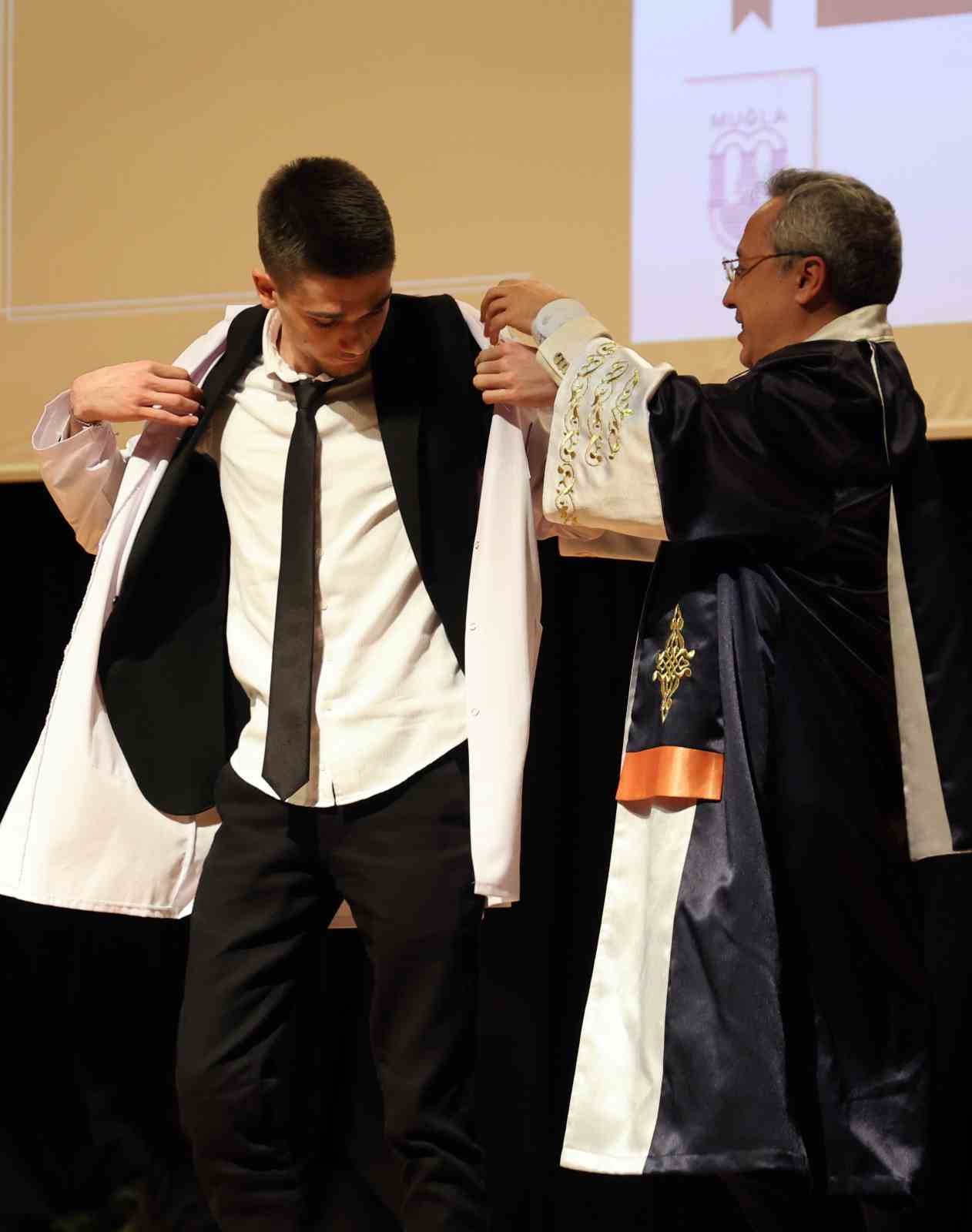 Geleceğin hekimleri &lsquo;Beyaz &ouml;nl&uuml;k&rsquo; giydi
