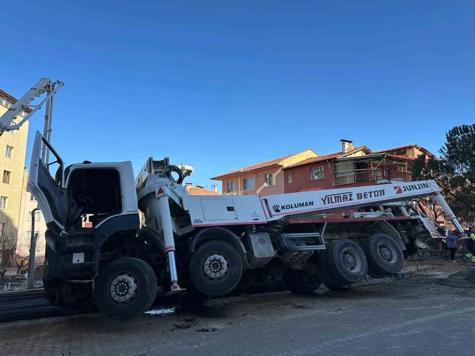 Uşak&rsquo;ta beton pompası yan yattı: Altında kalan iş&ccedil;i hayatını kaybetti

