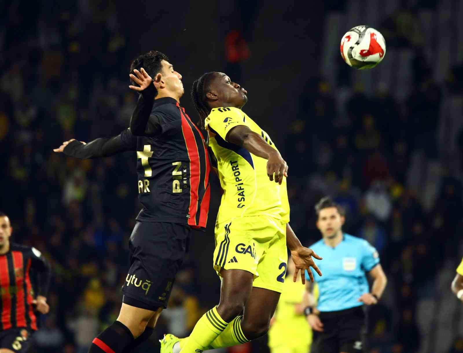 Trendyol Süper Lig: Fatih Karagümrük: 1 - Fenerbahçe: 0 (Maç devam ediyor)