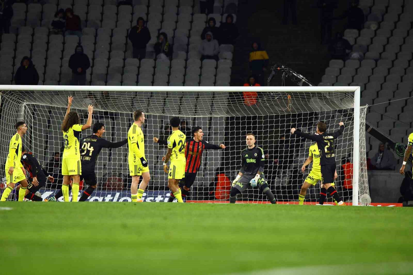 Trendyol S&uuml;per Lig: Fatih Karag&uuml;mr&uuml;k: 2 - Fenerbah&ccedil;e: 0 (İlk yarı)
