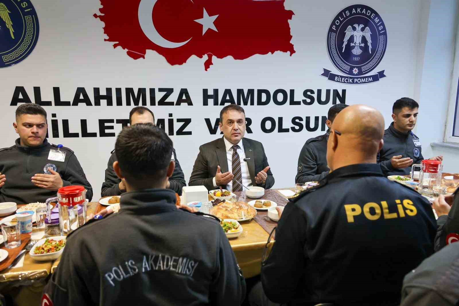 Vali S&ouml;zer, polis adaylarıyla iftarda buluştu
