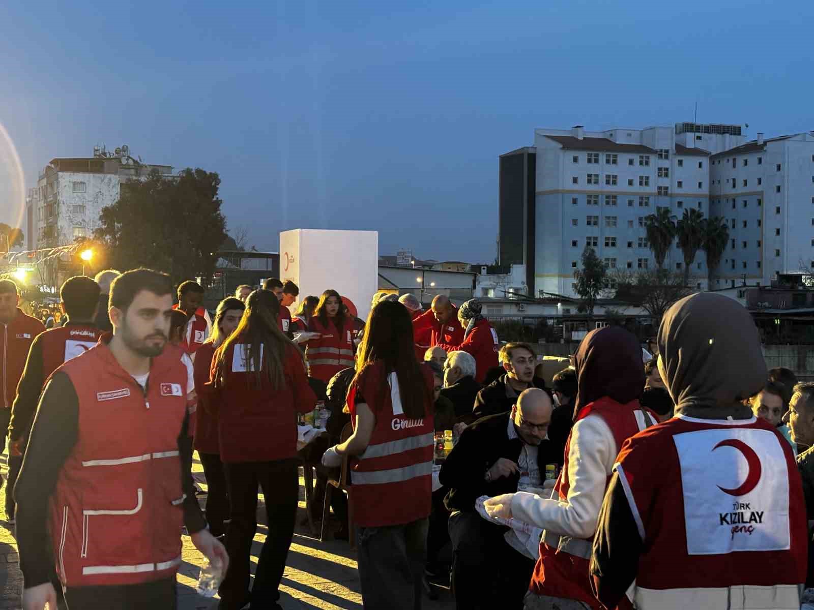 Kızılay&rsquo;ın geleneksel Taşk&ouml;pr&uuml; iftarında binlerce kişi aynı sofrada buluştu

