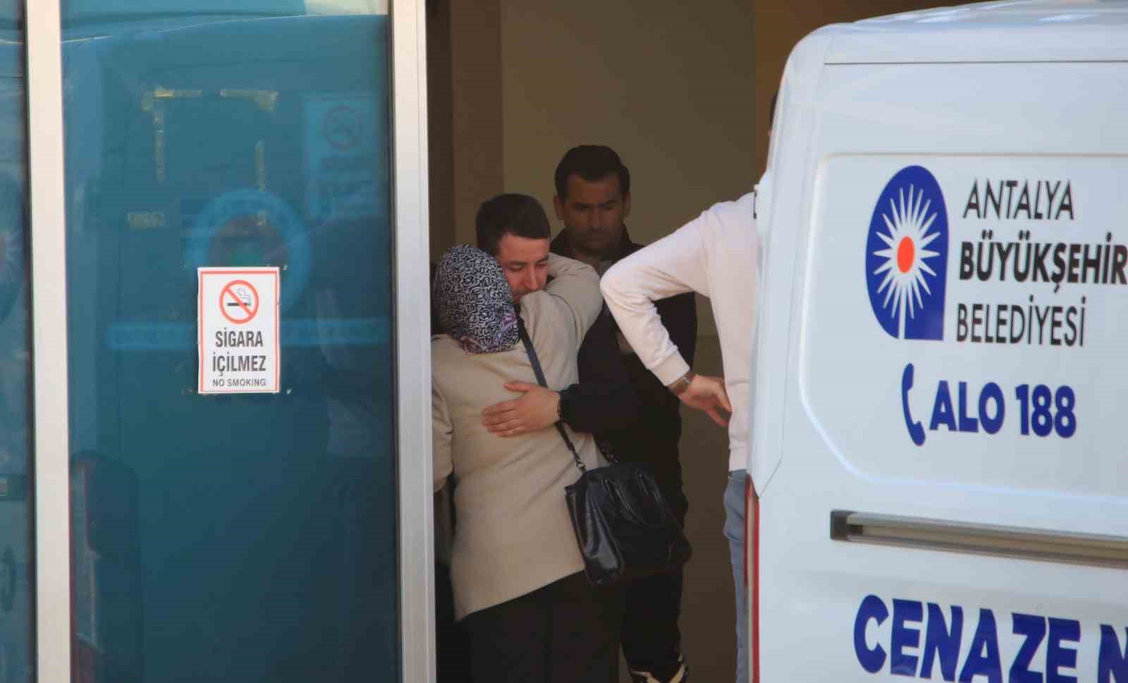 Antalya’da bariyerlere çarpan motosikletli hayatını kaybetti