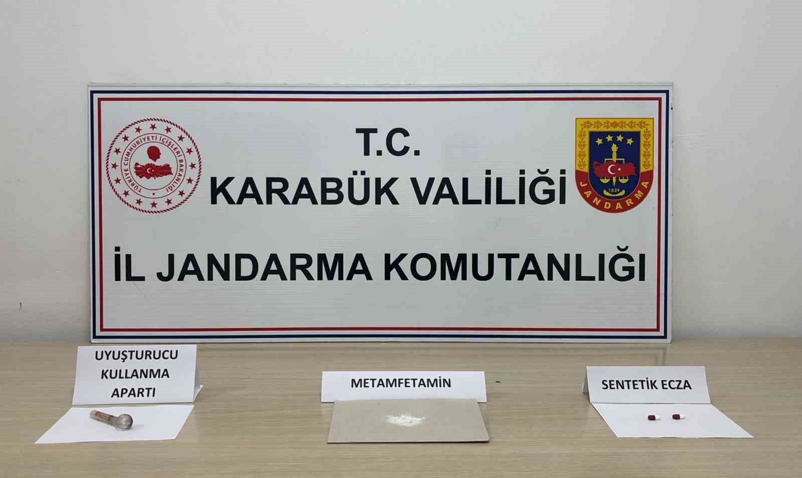 Karabük’te jandarmadan kaçakçılık ve uyuşturucu operasyonu: Silah, uyuşturucu ve kaçak telefon ele geçirildi