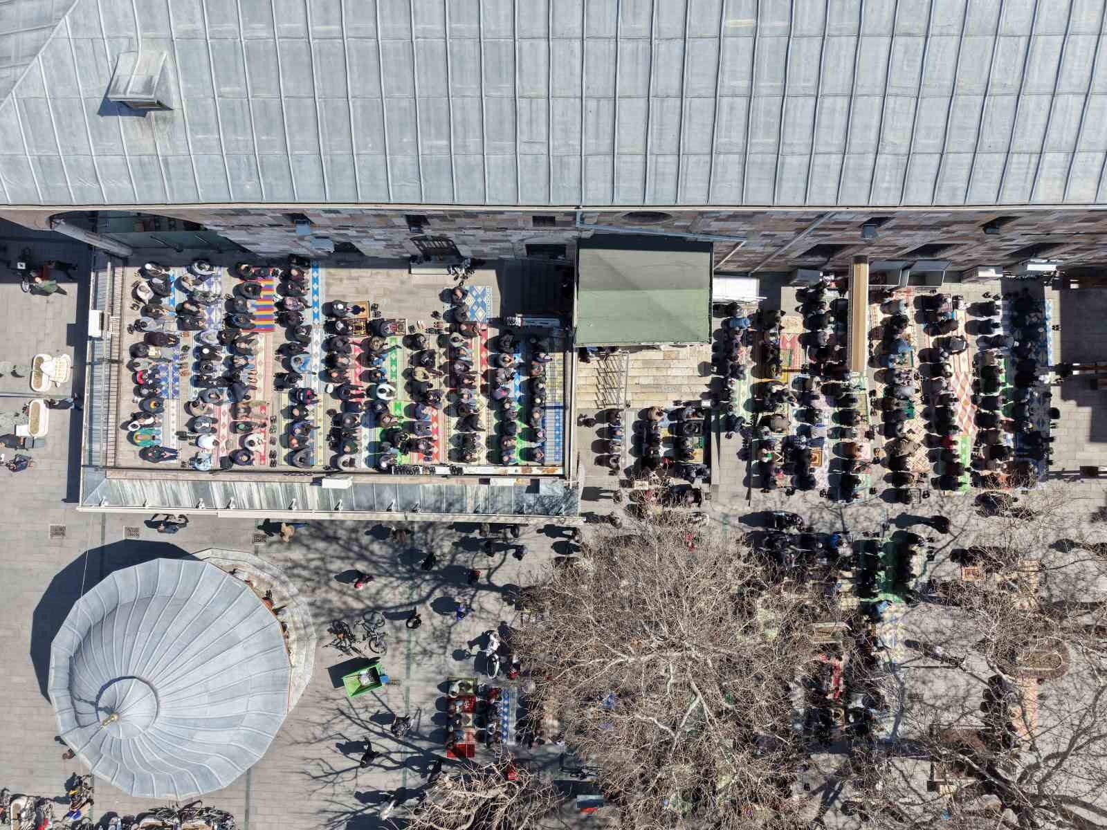 Konya’da Ramazan ayının son cuma namazı kılındı