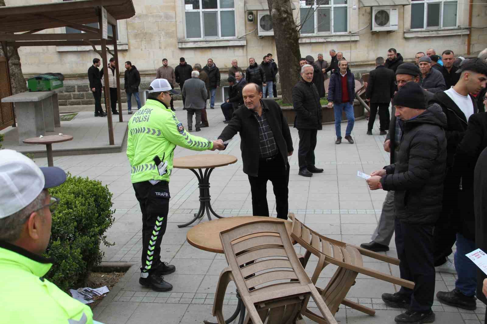 Dolandırıcılara karşı broş&uuml;r dağıtımı
