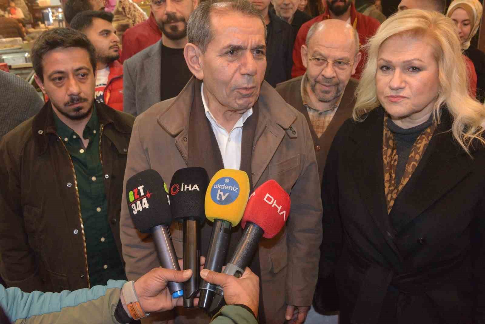 Galatasaray Başkanı Dursun &Ouml;zbek depremzedelerle iftarda buluştu
