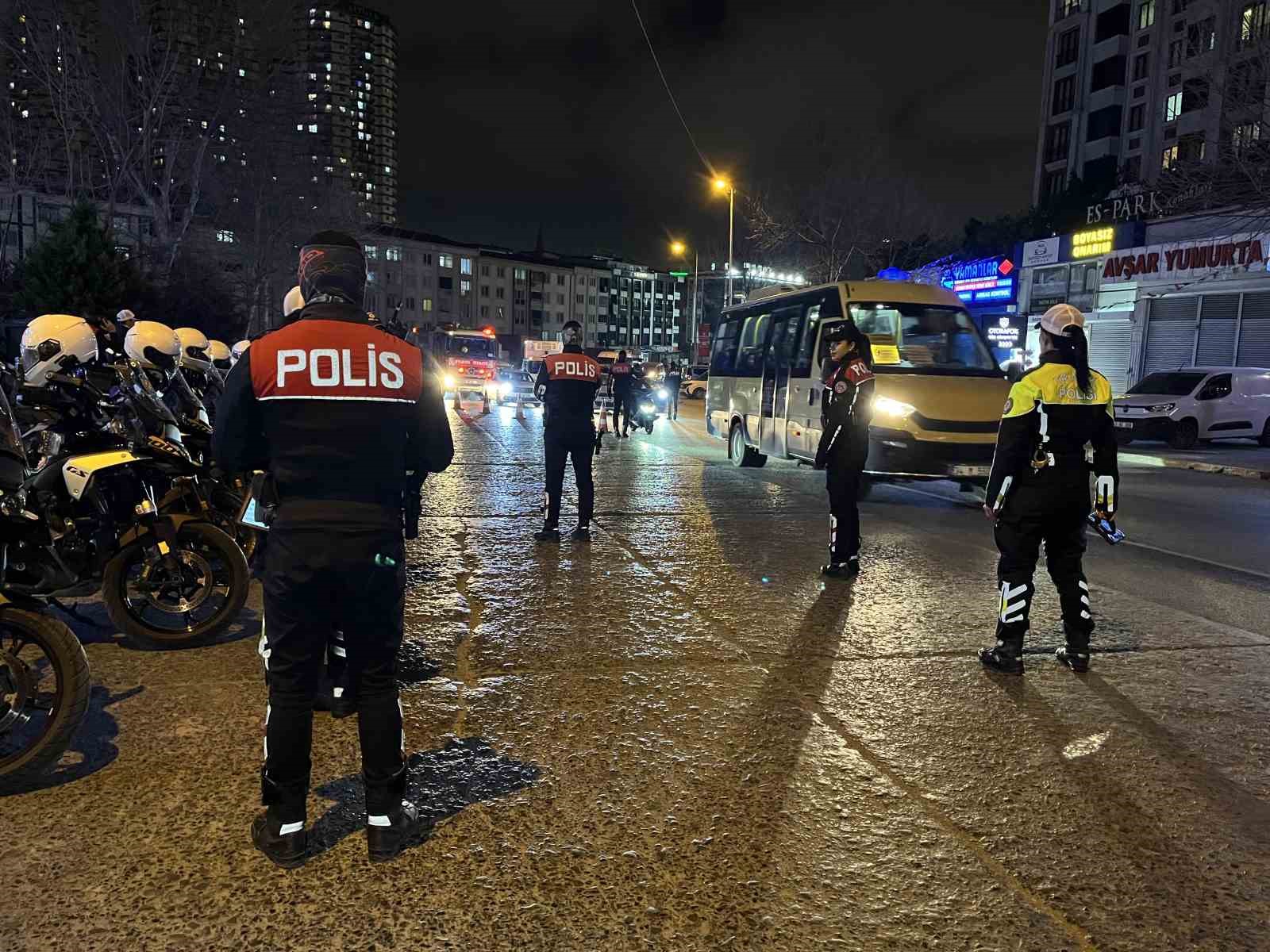 Esenyurt’ta polis ekiplerinden trafik denetimi