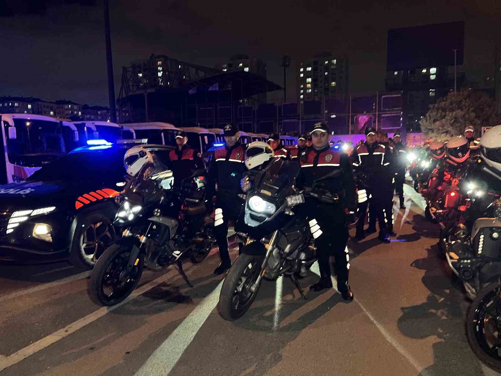 Esenyurt&rsquo;ta polis ekiplerinden trafik denetimi
