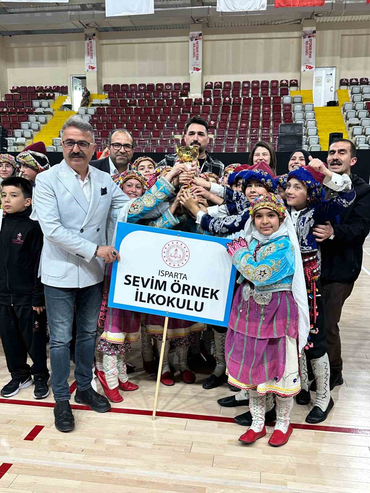 Isparta&rsquo;da halk oyunları miniklerin şampiyonu Sevim &Ouml;rnek İlkokulu
