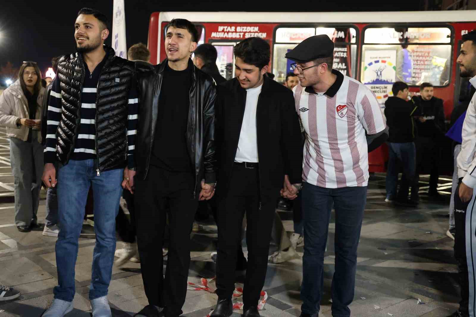 Elazığ&rsquo;da y&uuml;zlerce kişi aynı anda halay &ccedil;ekti: O anlar b&ouml;yle g&ouml;r&uuml;nt&uuml;lendi
