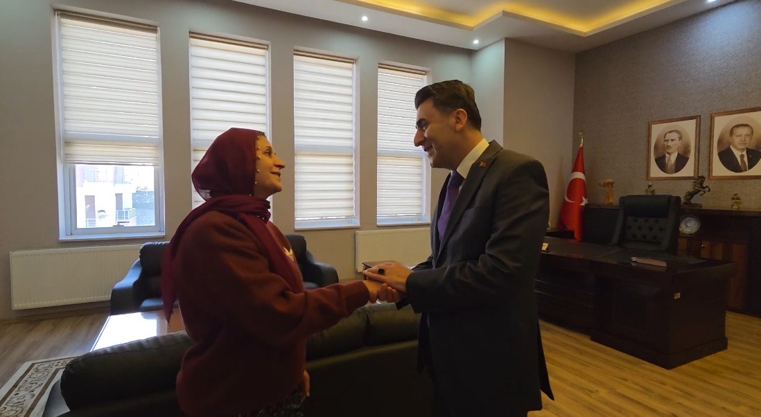 Direksiyon başında bir kadın: 15 yıldır servis şoförlüğü yapıyor