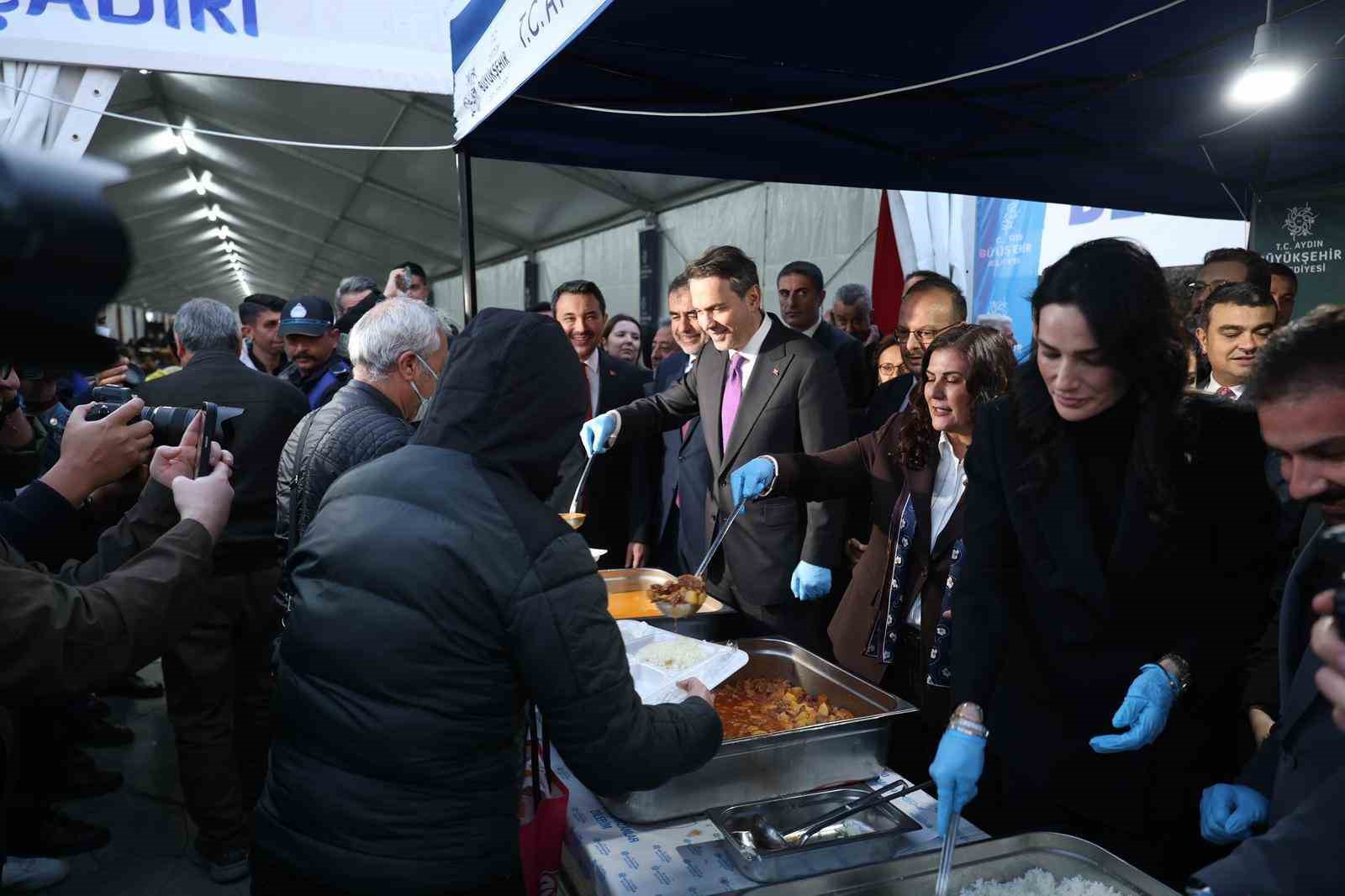 Başkan &Ccedil;er&ccedil;ioğlu, Bakan Bayraktar ile birlikte iftarda vatandaşlarla bir araya geldi
