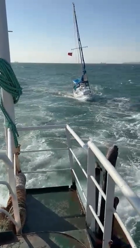 &Ccedil;anakkale&rsquo;de s&uuml;r&uuml;klenen yelkenlinin yardımına balık&ccedil;ı teknesi koştu
