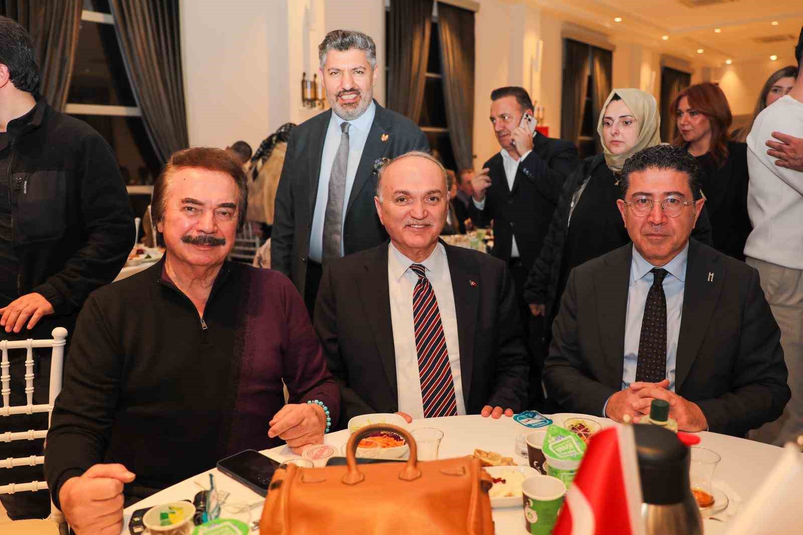 Başkan &Ouml;zl&uuml;&rsquo;ye &lsquo;Kızıl Elma&rsquo; &Ouml;d&uuml;l&uuml;
