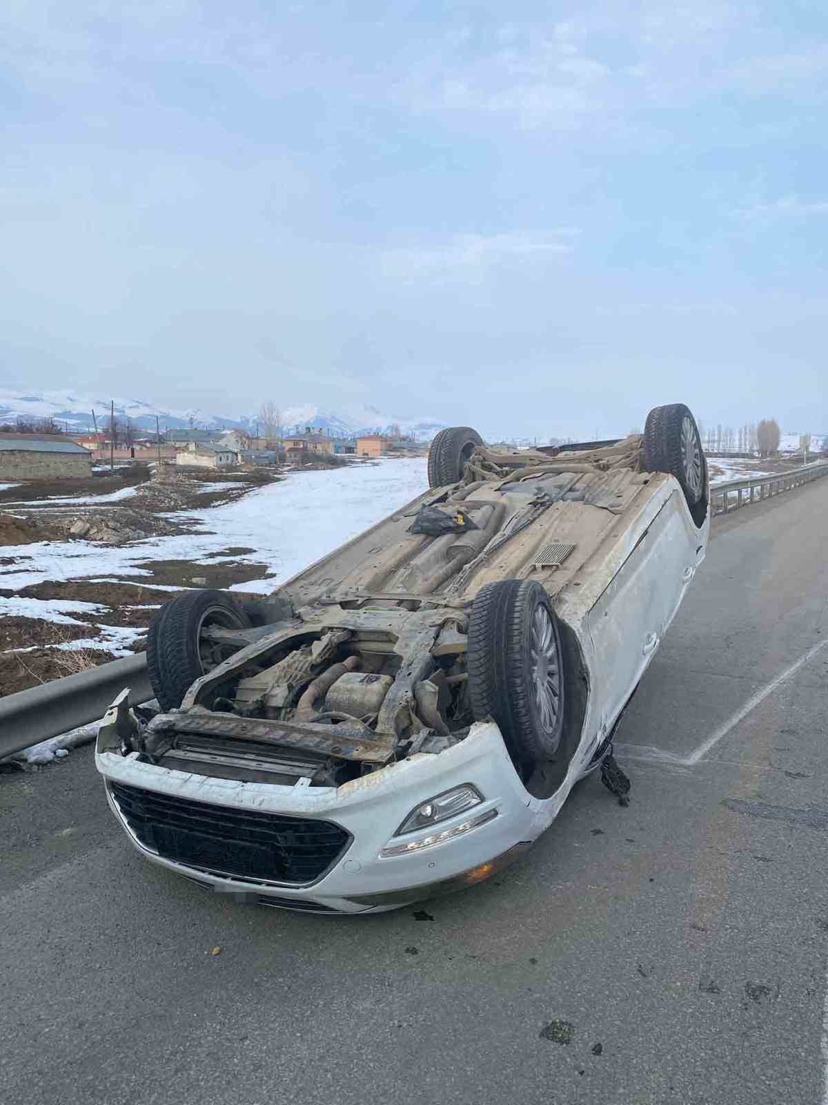 Aşkale&rsquo;de trafik kazası: Otomobil takla attı, 2 kişi yaralandı
