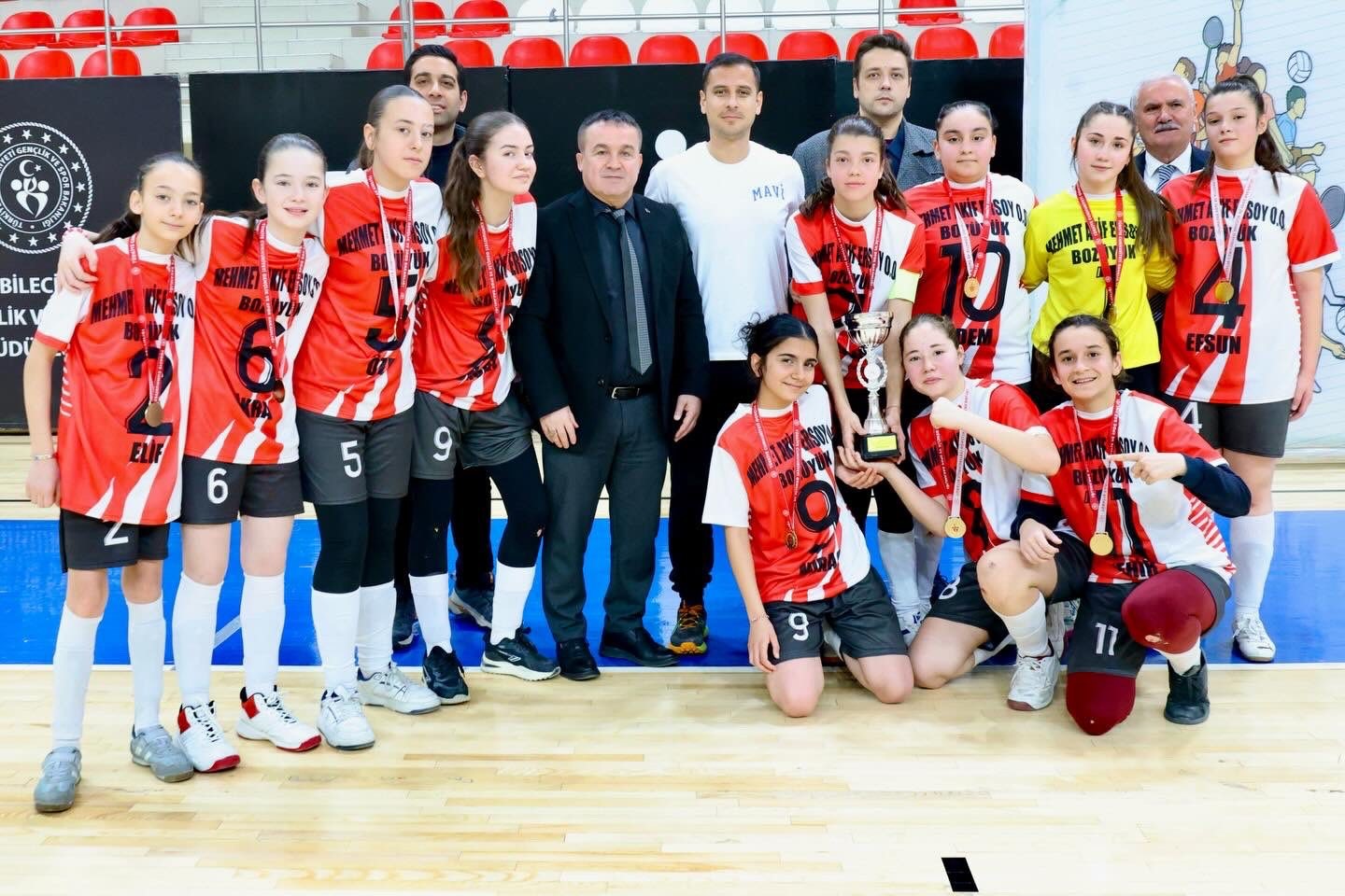 Bilecik&rsquo;te futsal turnuvasında madalya ve kupalar sahiplerini buldu
