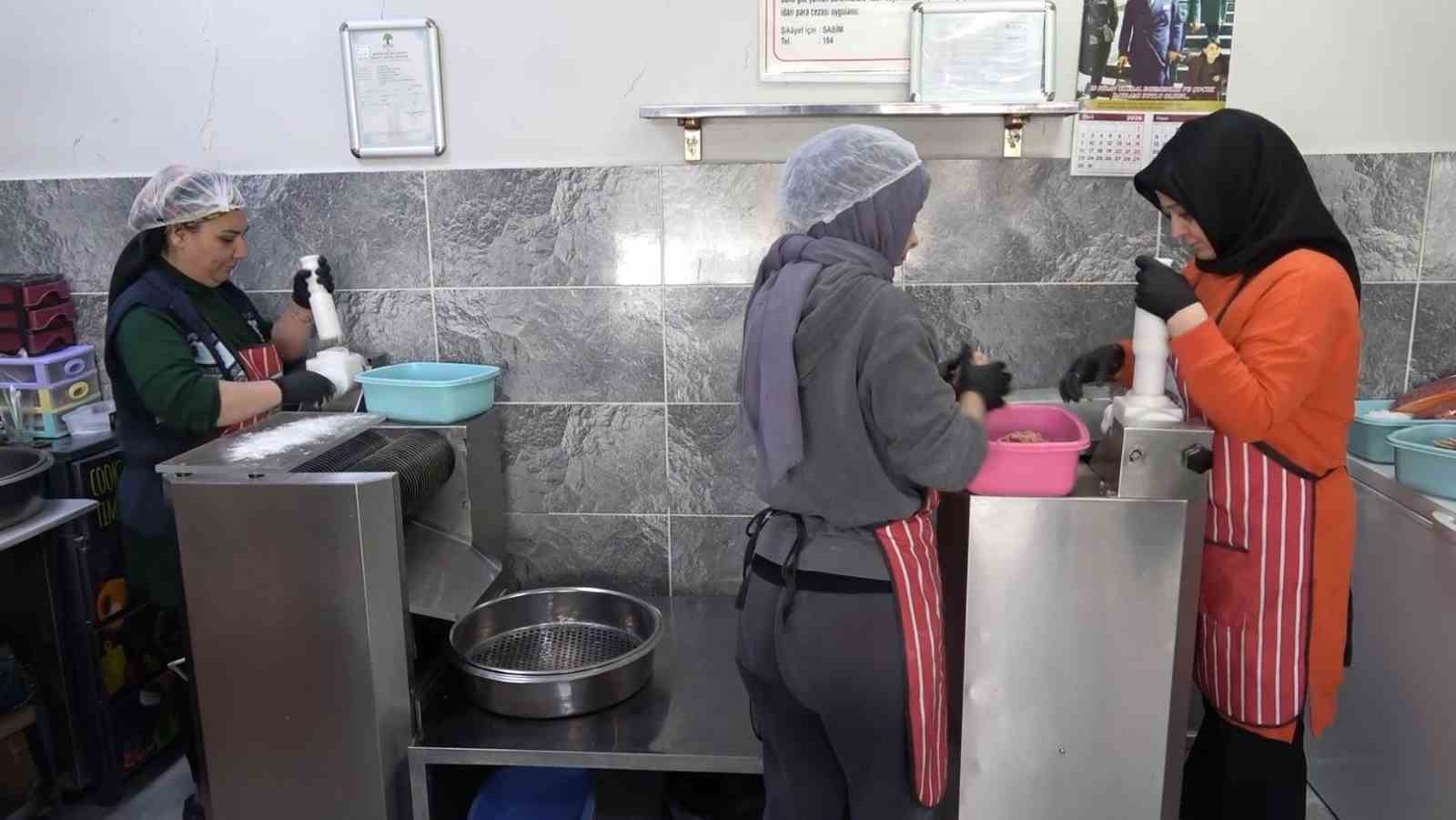 Gaziantep&rsquo;te kadınların bayram i&ccedil;in yuvalama mesaisi başladı
