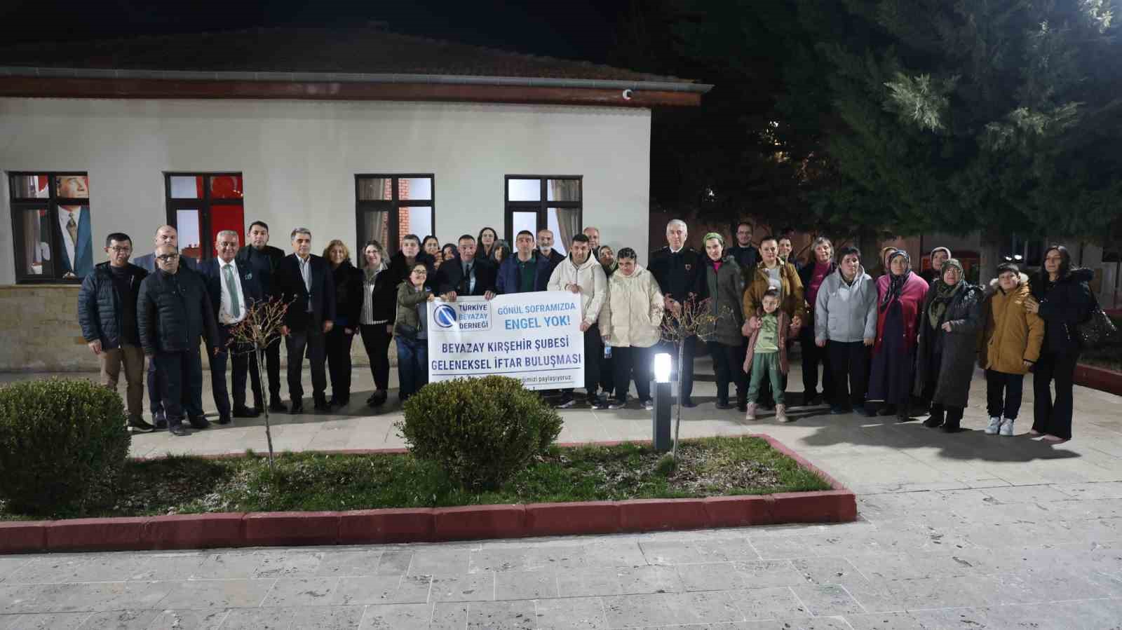 Beyazay ailesi iftarda bir araya geldi
