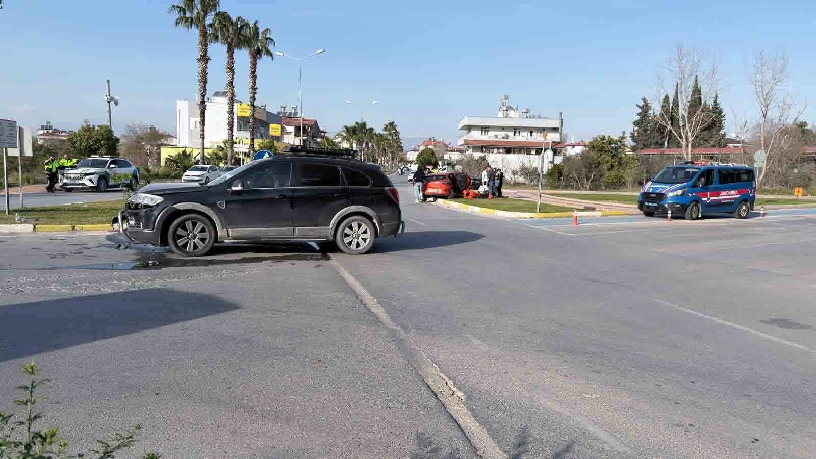Manavgat&rsquo;ta otomobiller &ccedil;arpıştı: 2 kişi yaralı

