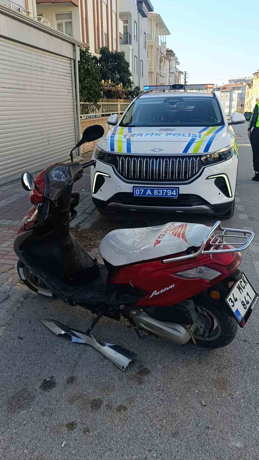 Manavgat&rsquo;ta park halindeki otomobile &ccedil;arpan motosikletli yaralandı
