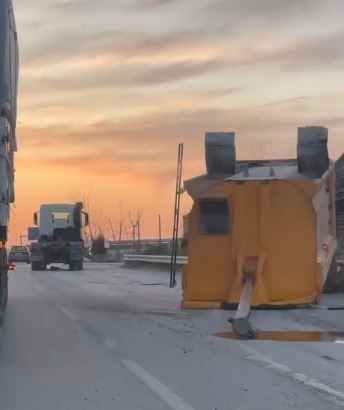 Y&ouml;nlendirme tabelasına &ccedil;arpan tırın dorsesi yola savruldu
