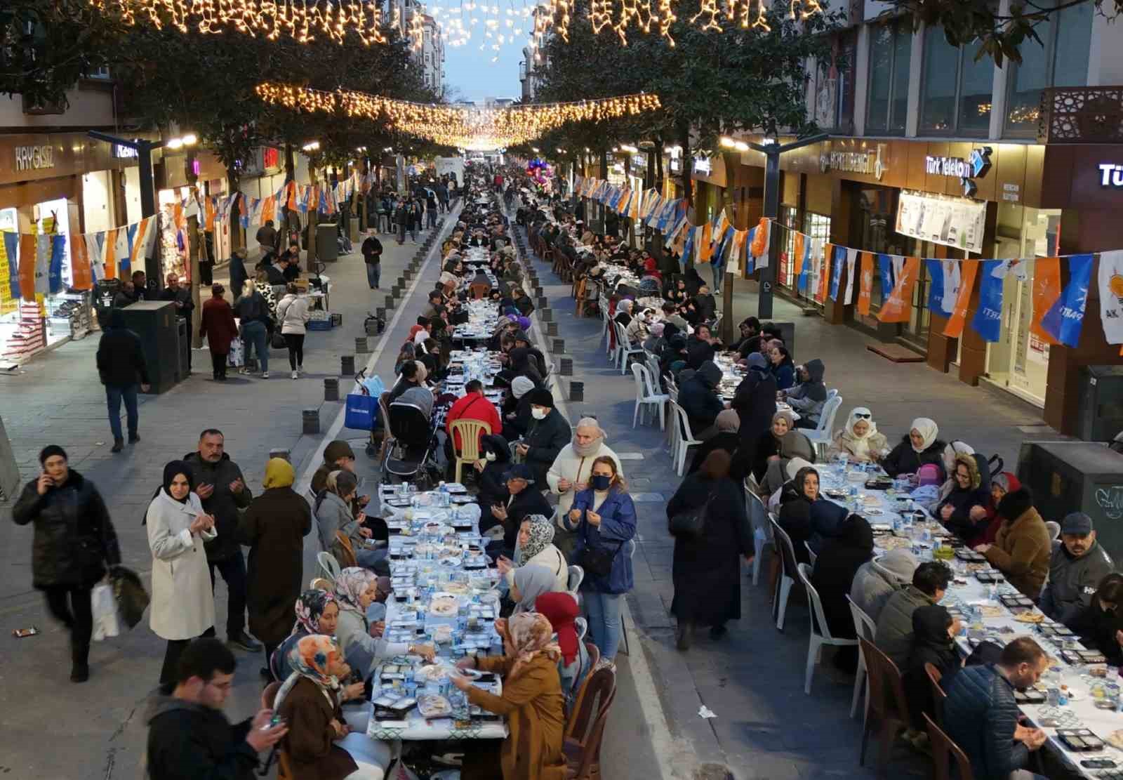 Balıkesir&rsquo;de 10 bin kişi caddede iftarda buluştu
