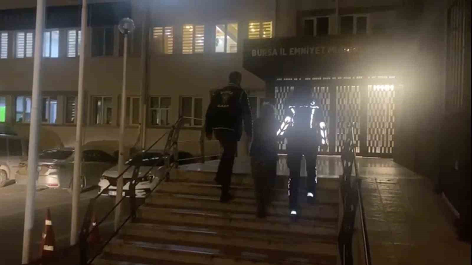 Bursa’da 7 yıldır  aranan çocuk emniyetin özel ekibiyle bulundu