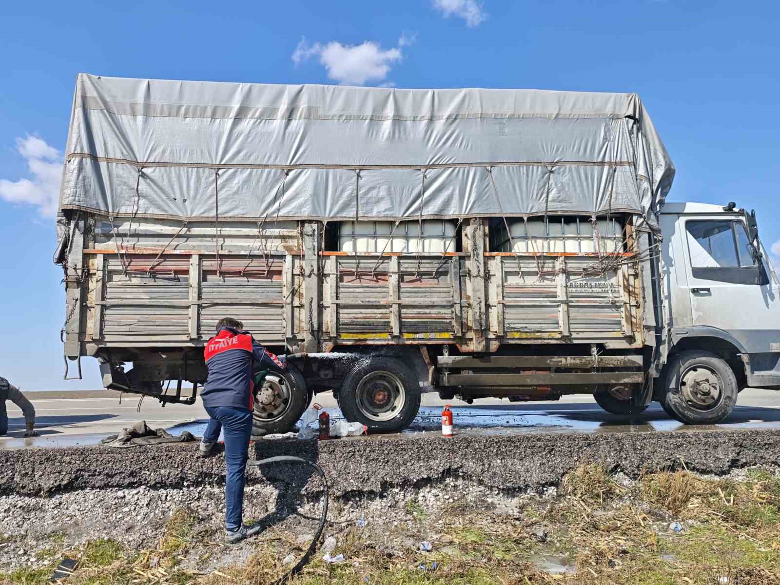 Sıkışan balata kamyonun lastiğini yaktı