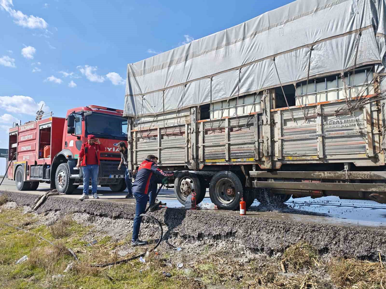 Sıkışan balata kamyonun lastiğini yaktı
