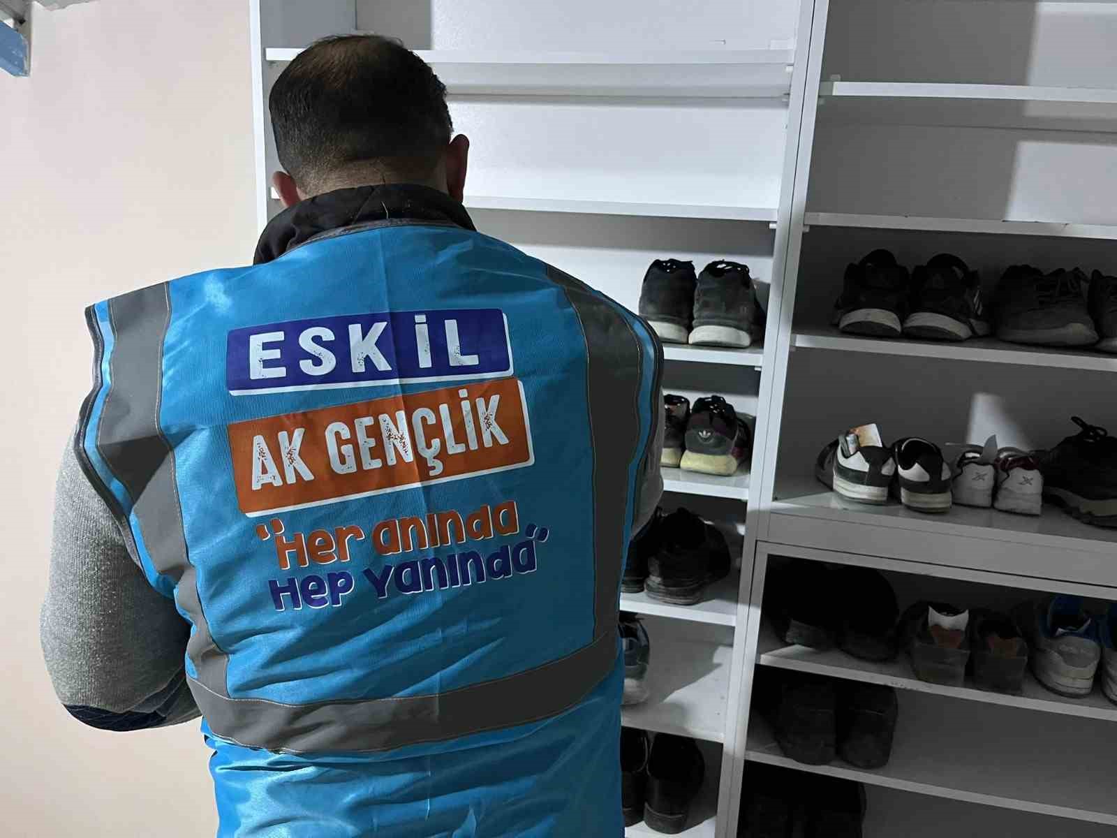 Aksaray&rsquo;da teravih namazına gelen &ccedil;ocukların ayakkabılarına har&ccedil;lık konuldu
