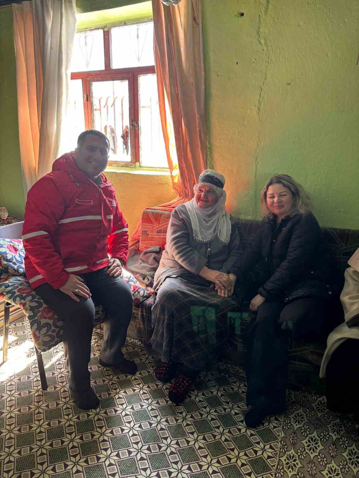 T&uuml;rk Kızılayı Muradiye g&ouml;n&uuml;ll&uuml;leri, yalnız yaşayan yaşlı bir vatandaşa buzdolabı desteğinde bulundu
