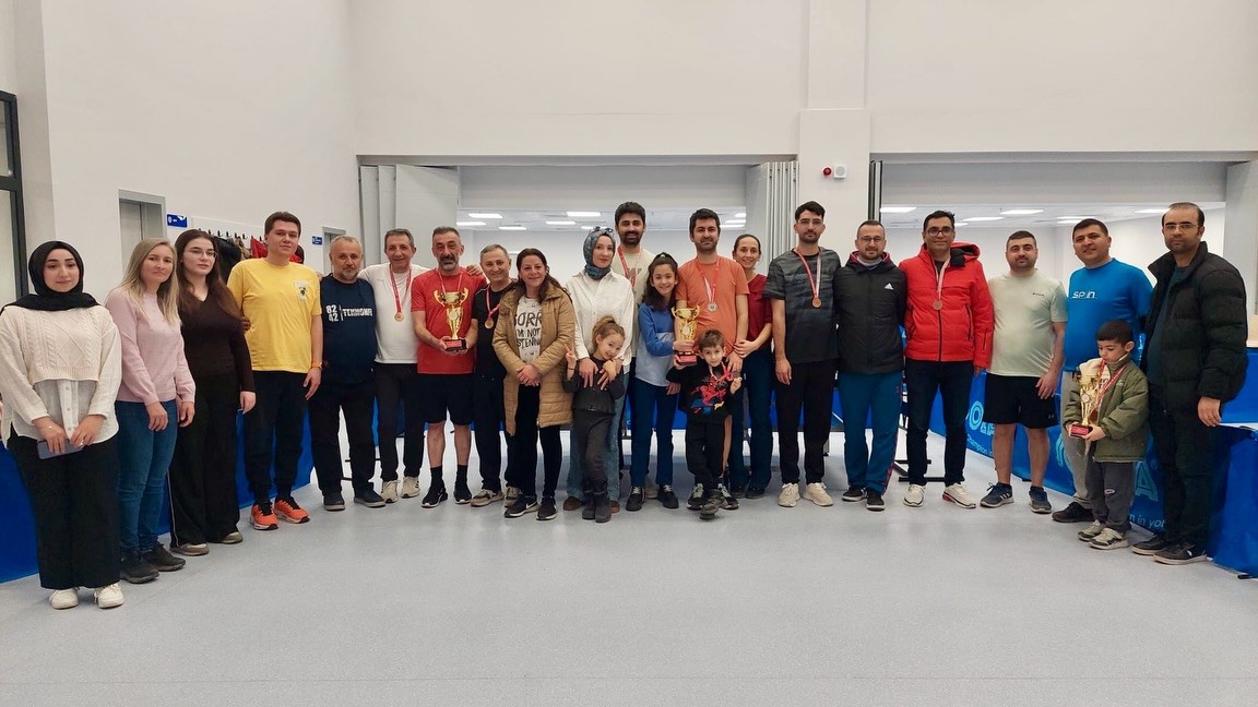 Sağlık &ccedil;alışanları masa tenisi turnuvasında buluştu
