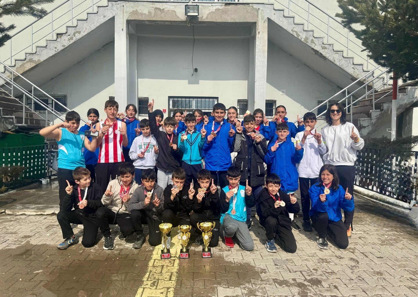 &Ouml;ğrenciler atletizmde il dereceleri elde etti
