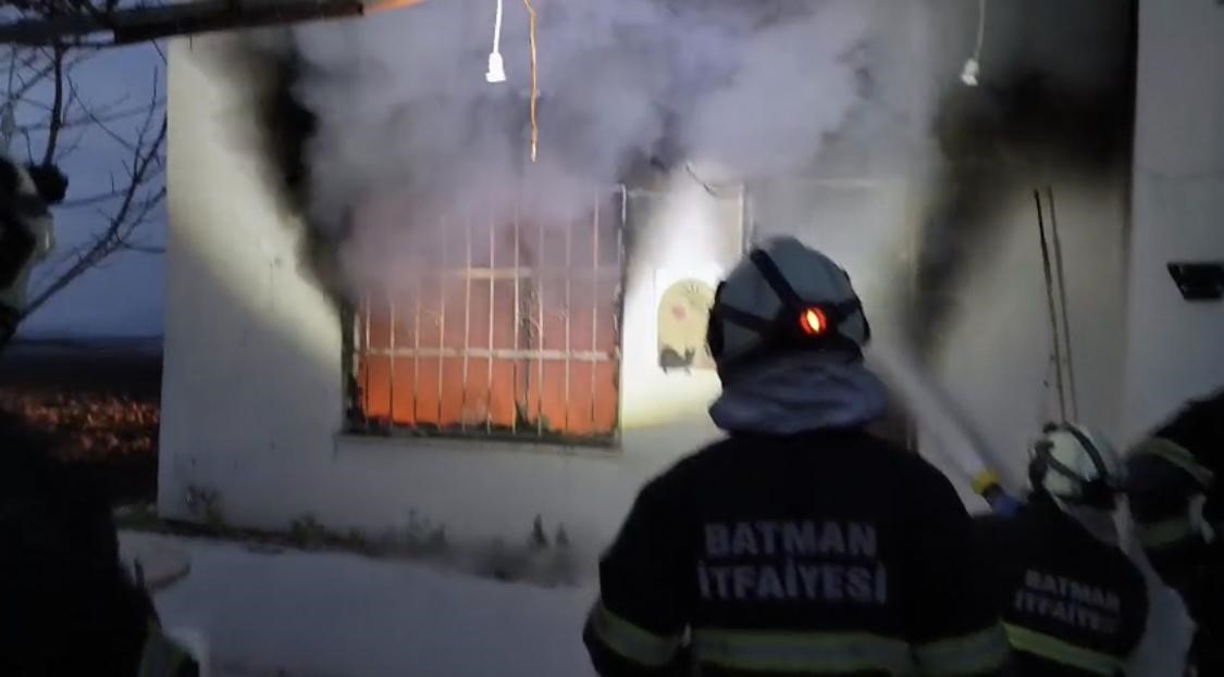 Batman’da tek katlı ev alevlere teslim oldu