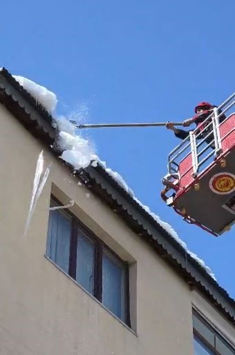 Ardahan&rsquo;da &ccedil;atılarda tehlike oluşturan buz sarkıtları temizleniyor
