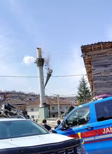 Tokat&rsquo;ta depremde hasar alan cami minaresi kontroll&uuml; şekilde yıkıldı
