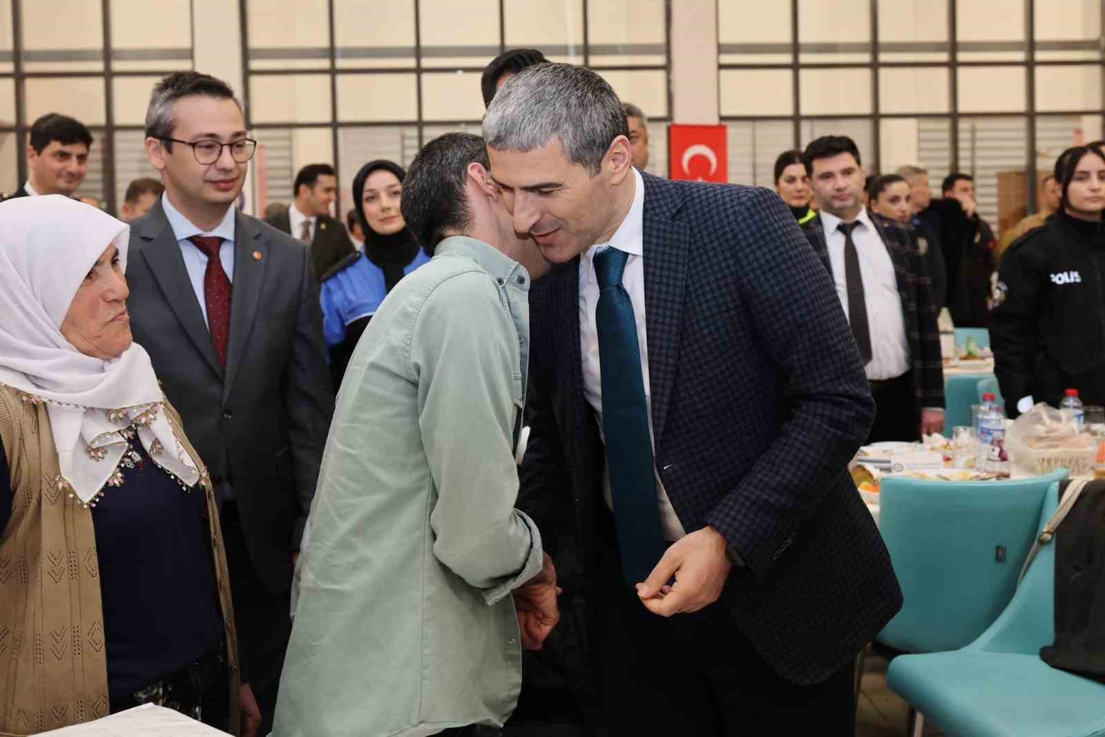 Polislerden &ouml;zel bireye unutamayacağı doğum g&uuml;n&uuml; s&uuml;rprizi
