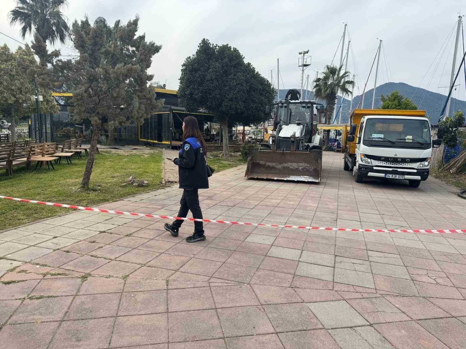 Fethiye&rsquo;de sahil bandında ka&ccedil;ak yapılar yıkılıyor
