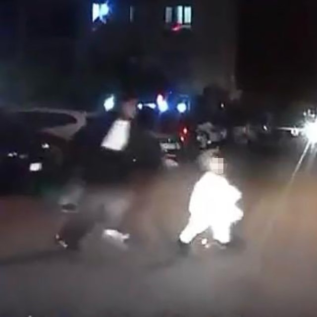 Annesinin elinden ka&ccedil;ıp yola koşan &ccedil;ocuk kazadan kurtuldu
