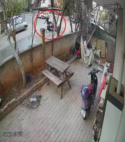 Antalya&rsquo;da iki motosikletlinin yola savrulduğu kaza kameraya yansıdı, mahalleli kasis istedi
