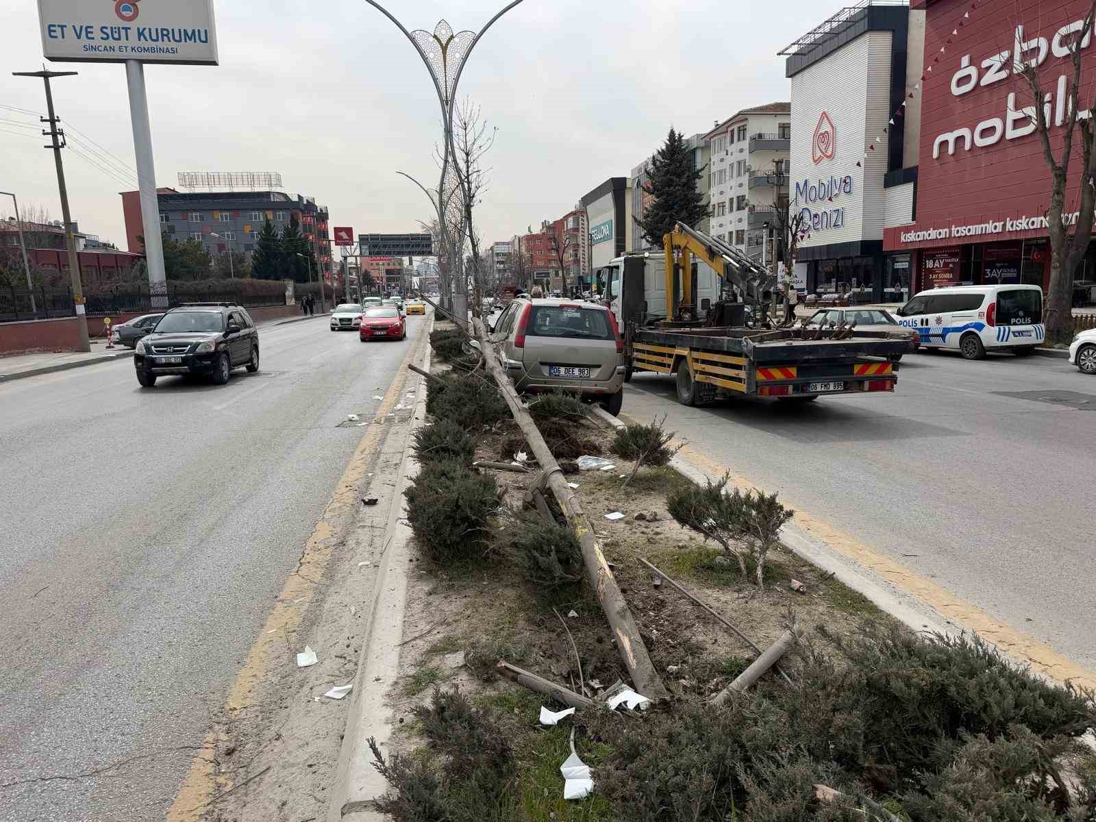 Ankara&rsquo;da bir ara&ccedil;, yayalara &ccedil;arptı: 1&rsquo;i ağır, 2 yaralı
