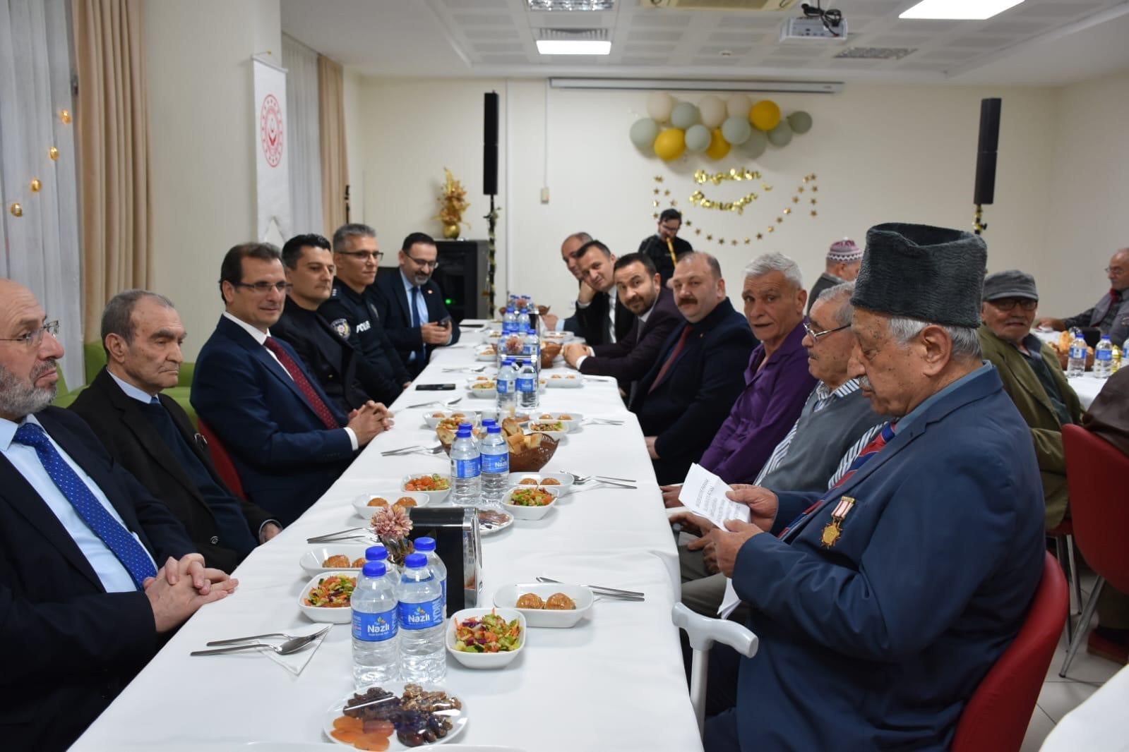 Kaymakam G&uuml;ldoğan huzurevi sakinleriyle iftarda buluştu
