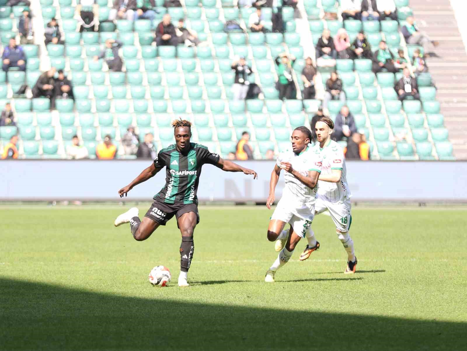 Trendyol S&uuml;per Lig: Kocaelispor: 0 - Konyaspor: 0 (İlk yarı)
