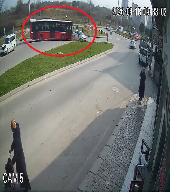 Halk otob&uuml;s&uuml; ile otomobilin &ccedil;arpıştığı kaza kamerada: 9 yaralı
