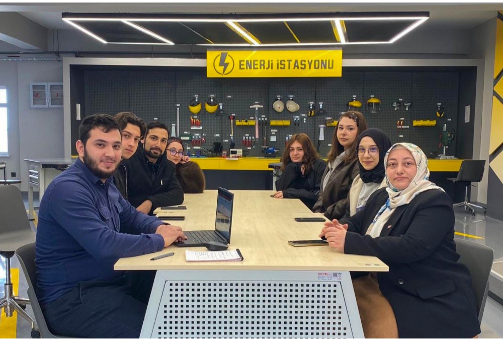 Gen&ccedil;ler TEKNOFEST i&ccedil;in teknoloji &uuml;retimine y&ouml;neliyor
