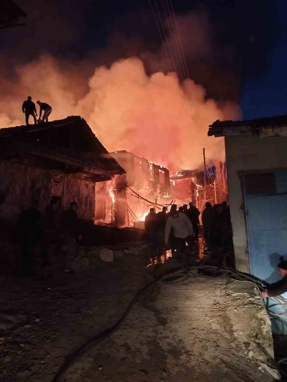 K&ouml;yde korkutan yangın: Evler ve ahırlar k&uuml;le d&ouml;nd&uuml;
