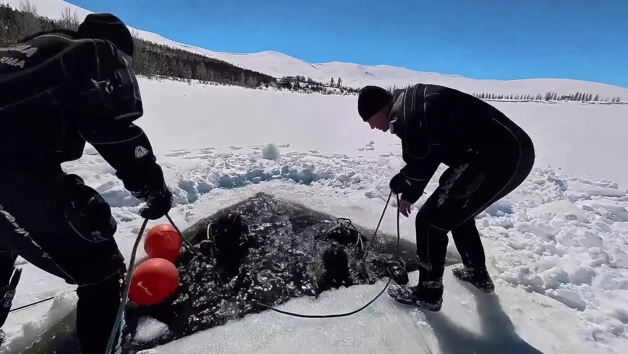 Buzla kaplı g&ouml;lette nefes kesen dalış
