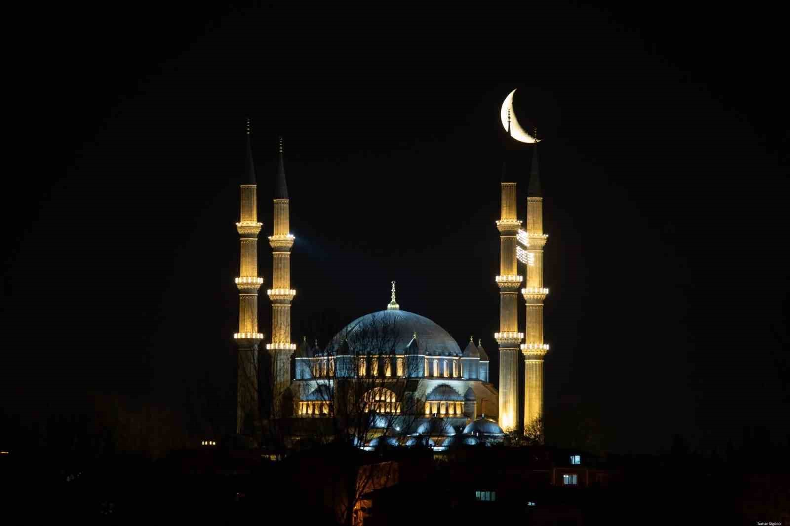 Selimiye&rsquo;nin &uuml;zerinde hilal b&uuml;y&uuml;ledi
