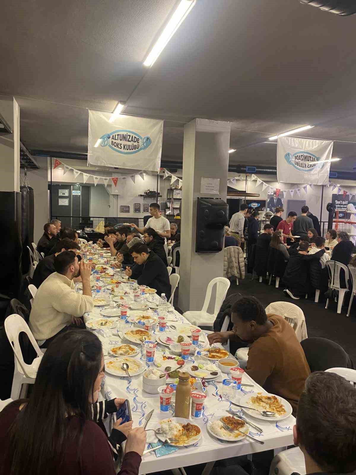 Altunizade Boks Kul&uuml;b&uuml;, geleneksel iftar programında bir araya geldi
